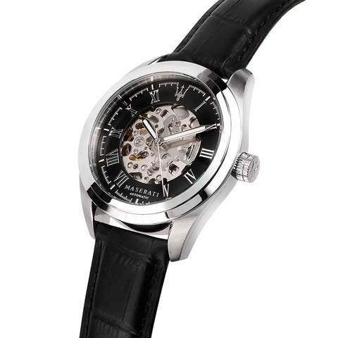 Dettaglio del quadrante sunray nero dell’orologio Maserati R8821112004
