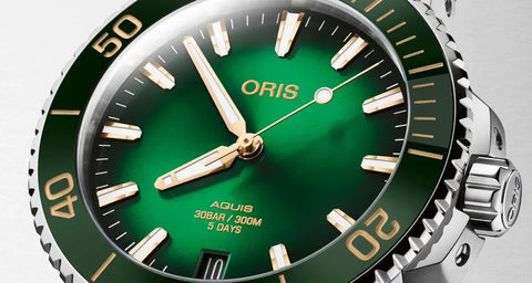 Dettaglio del quadrante verde dell'Oris Aquis Date Calibre 400 con indici luminescenti.