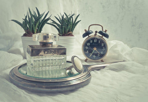 Profumi da donna eleganti e sensuali. Scopri fragranze raffinate e durature per esprimere la tua personalità in ogni occasione.